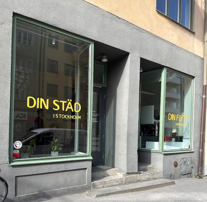 Vårt kontor på Essinge Brogatan 6, med gröna fönsterramar och skylten Din Städ i fönstret